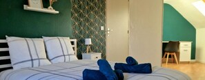 3 habitaciones, escritorio y tabla de planchar con plancha