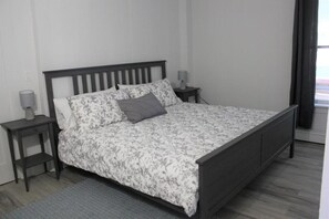2 bedrooms, desk, free WiFi, bed sheets - Two-Bedroom Wellington Apartment (Prince Edward)