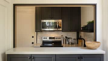 Réfrigérateur, four à micro-ondes, un four, surface de cuisson