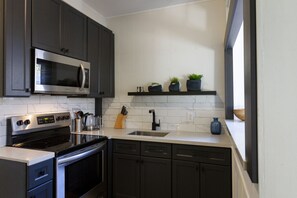 ثلاجة، ميكروويف، فرن، موقد طهي مسطح