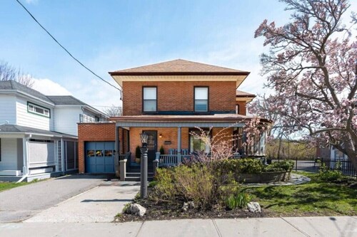 Central Picton, Games Room and steps from town!