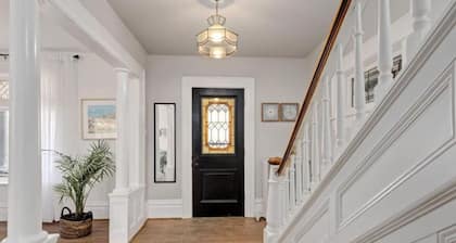 Central Picton, Games Room and steps from town!