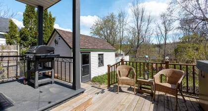 Central Picton, Games Room and steps from town!