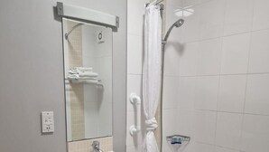 デラックス ダブルルーム | バスルーム | バスアメニティ (無料)、タオル、石鹸、シャンプー