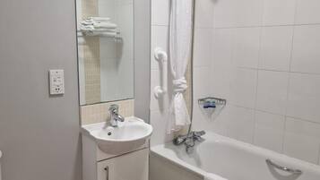 Chambre Double Deluxe | Salle de bain | Articles de toilette gratuits, serviettes fournies, savon, shampoing