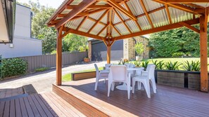Outdoor dining - Pet friendly 139 Government Rd  - Air Con, WiFi, Water views (Nelson Bay)