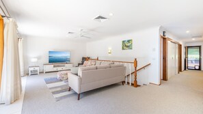 Smart TV - Pet friendly 139 Government Rd  - Air Con, WiFi, Water views (Nelson Bay)