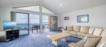 Tah Villa 1, 68 Marine Dr - stunning views, linen and air con