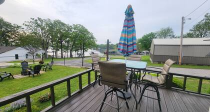 Lakeview, 4 beds, boat parking & ramp, at Red Arrow Marina