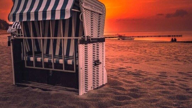 على الشاطئ