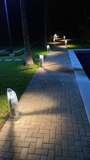 المنطقة المحيطة بالمنشأة