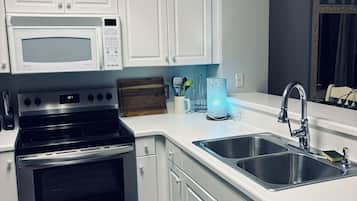 Réfrigérateur, four à micro-ondes, un four, surface de cuisson