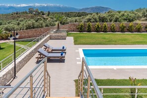 Een buitenzwembad en een verwarmd zwembad