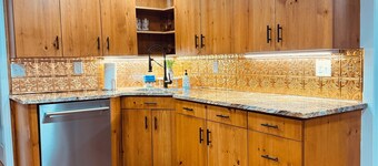  Newly Renovated 2-bedroom 2-bath Lakehouse with a Tiki Bar on Nettle Lake !