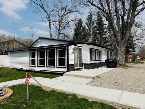  Newly Renovated 2-bedroom 2-bath Lakehouse with a Tiki Bar on Nettle Lake !