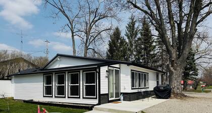 Newly Renovated 2-bedroom 2-bath Lakehouse with a Tiki Bar on Nettle Lake !