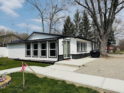  Newly Renovated 2-bedroom 2-bath Lakehouse with a Tiki Bar on Nettle Lake !