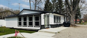Newly Renovated 2-bedroom 2-bath Lakehouse with a Tiki Bar on Nettle Lake !