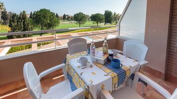 Apartment | Outdoor dining