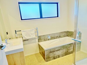Luxury Villa, Lake View | Bathroom - Cedar View (Lake Tekapo)