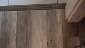 A wooden floor with a metal beam and a cable. - Wonderful apartment in Martigny with stunning views (MARTIGNY)