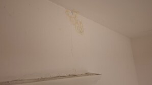 A wall with visible damage and a crack near the ceiling. - Wonderful apartment in Martigny with stunning views (MARTIGNY)