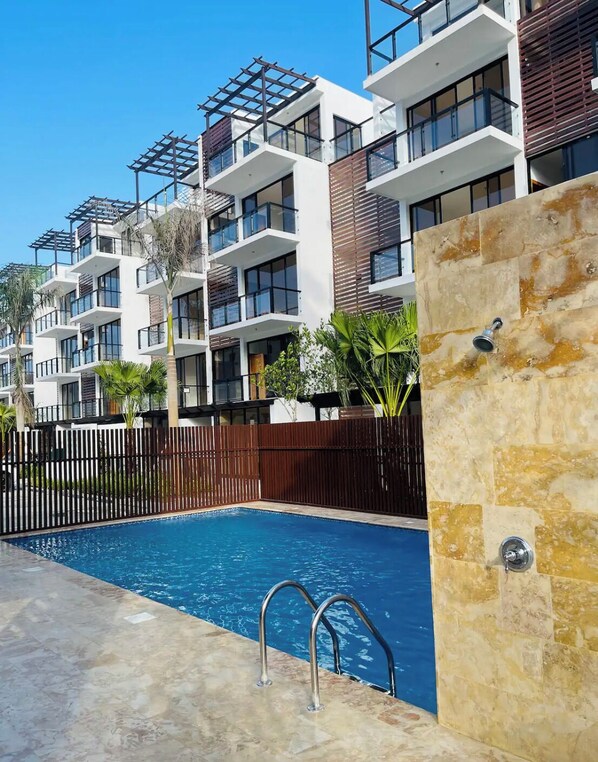 Una piscina al aire libre