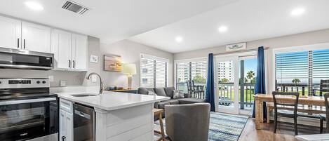 Køleskab, mikrobølgeovn, ovn, kogeplade