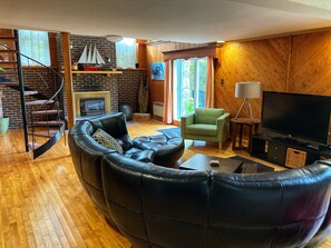 Televisio, takka, videopelejä, stereot