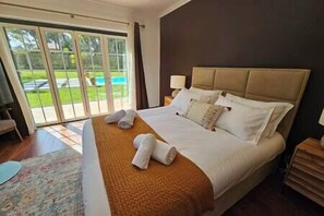 4 chambres, coffre-fort, bureau, fer et planche à repasser