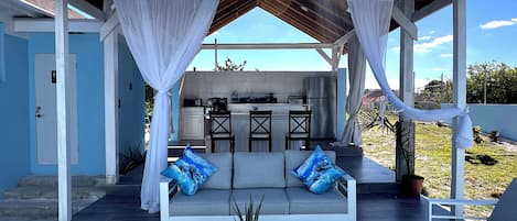 Deluxe-huone, 2 parisänkyä, näköala uima-altaalle | Yksityinen keittiö