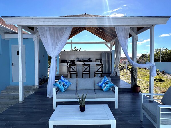 Deluxe-Zimmer, 2 Doppelbetten, Poolblick | Eigene Küche