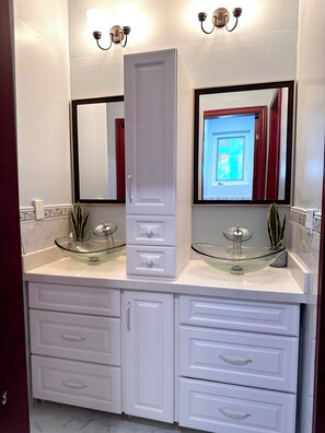 2 Private Deluxe Bedrooms with salt water pool, outdoor kitchen and living room | Bathroom - Glory of Eden (Nassau)