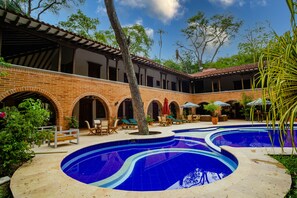 Udendørs pool, åben fra kl. 08.00 til kl. 21.00, parasoller, liggestole