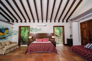 Chambre Supérieure, vue jardin | Coffres-forts dans les chambres, bureau