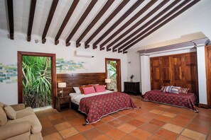 Chambre Supérieure, vue jardin | Coffres-forts dans les chambres, bureau