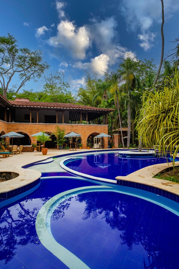 Udendørs pool, åben fra kl. 08.00 til kl. 21.00, parasoller, liggestole