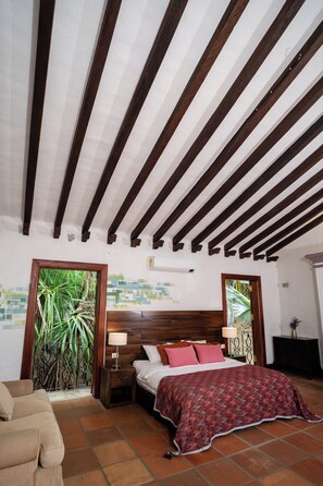 Superior-værelse - udsigt til have | Pengeskab på værelset, skrivebord, arbejdsområde til bærbare computere