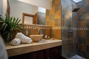 Shower, towels, soap, shampoo - Casa Cielo Al Alma (Santa Fe de Antioquia)