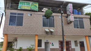 Et hostel med et skilt, der står "HOSTAL LOMAS".