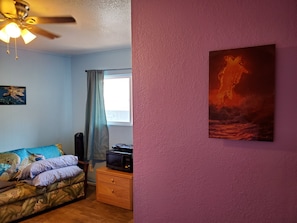 TV - Budget Downtown Studio-E w/Queen Bed,  Micro-Kitchen AC, WIFI & 4 free Streamers (Wailuku)