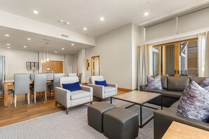 Smart-tv, pejs, videospil, dvd-afspiller