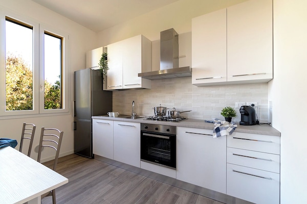 Frigorífic, forn, placa de cuina i cafetera i tetera