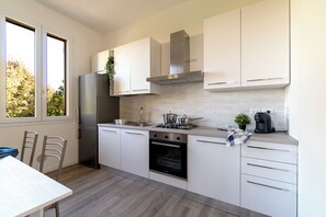 Fridge, oven, stovetop, coffee/tea maker