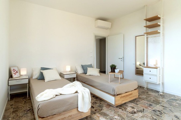 6 camere, una scrivania, ferro/asse da stiro, lenzuola