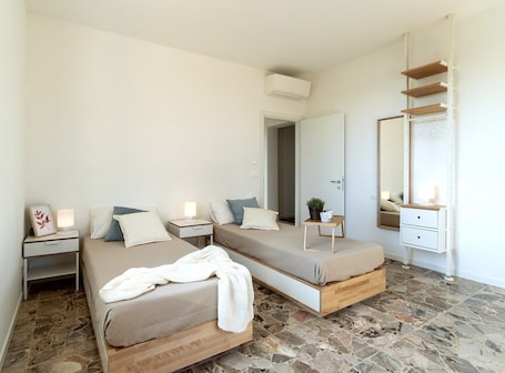 6 bedrooms, desk, iron/ironing board, bed sheets. CDF-FRASSINO-Cam. 1 singola+bagno.Cam.2 doppia+bagno.Cam.3, quadrupla+ bagno.