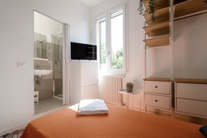 6 bedrooms, desk, iron/ironing board, bed sheets