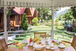 Petit déjeuner complet compris tous les jours