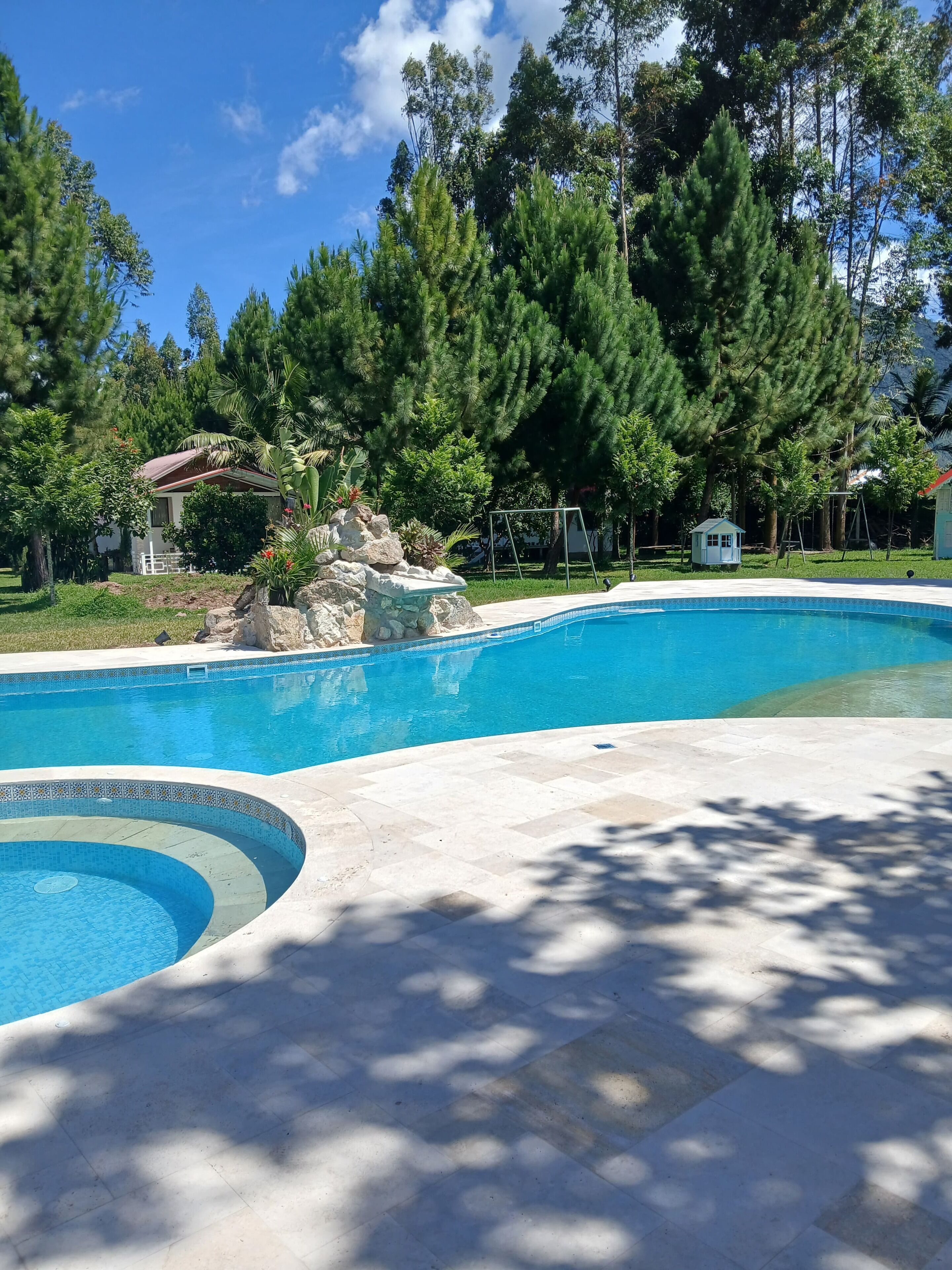 حمّام سباحة خارجي