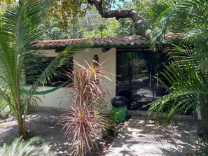 Familienchalet, eigener Pool, Gartenblick | 2 Schlafzimmer, Zimmersafe, Verdunkelungsvorhänge, Bügeleisen/Bügelbrett